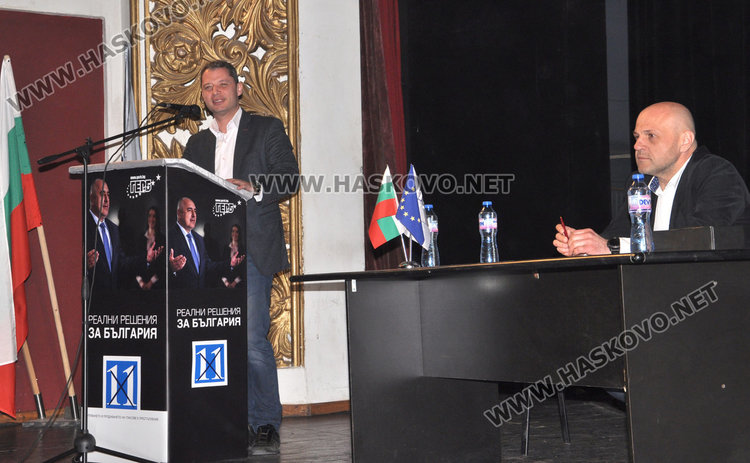 Стотици аплодираха Бойко Борисов в Хасково