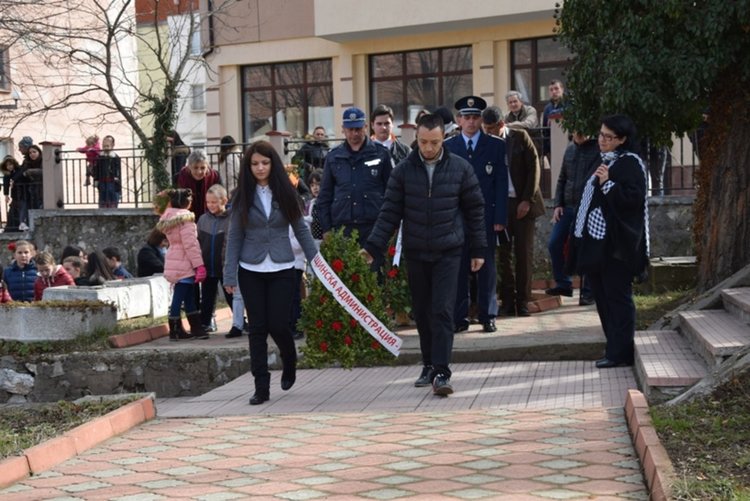 Цветя и венци за трети март в Ардино