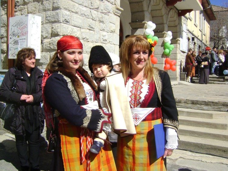 Конски Великден и конкурс за носии в Момчиловци за Тодоровден