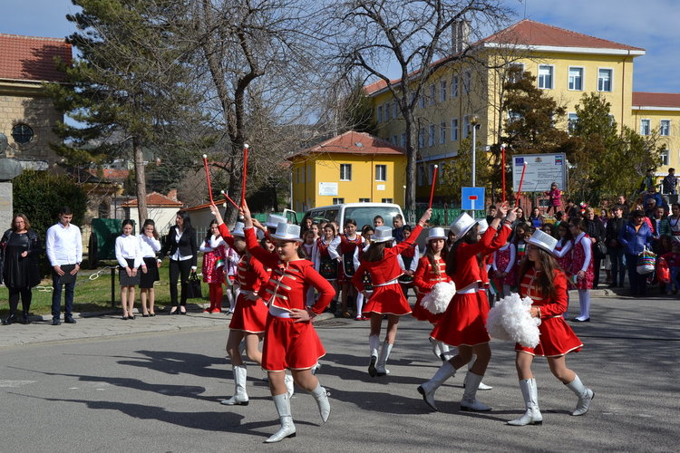 Момчилградчани се преклониха пред паметника-костница