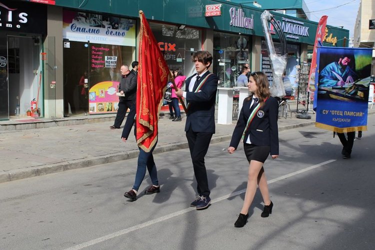 Паисиевци развяха българския трибагреник 