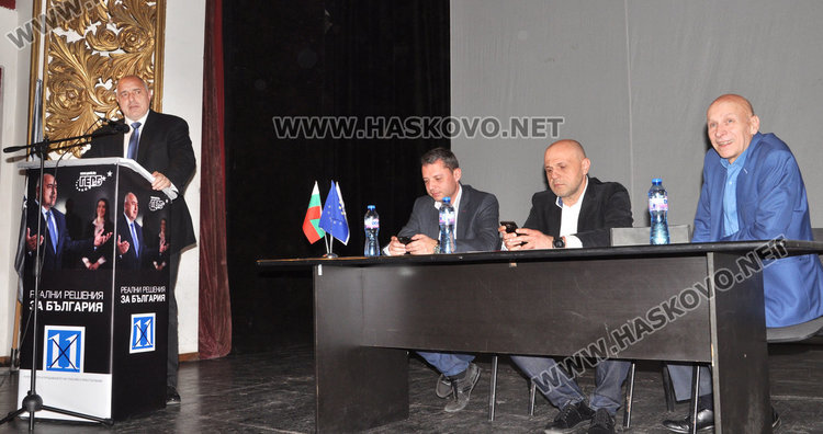 Стотици аплодираха Бойко Борисов в Хасково