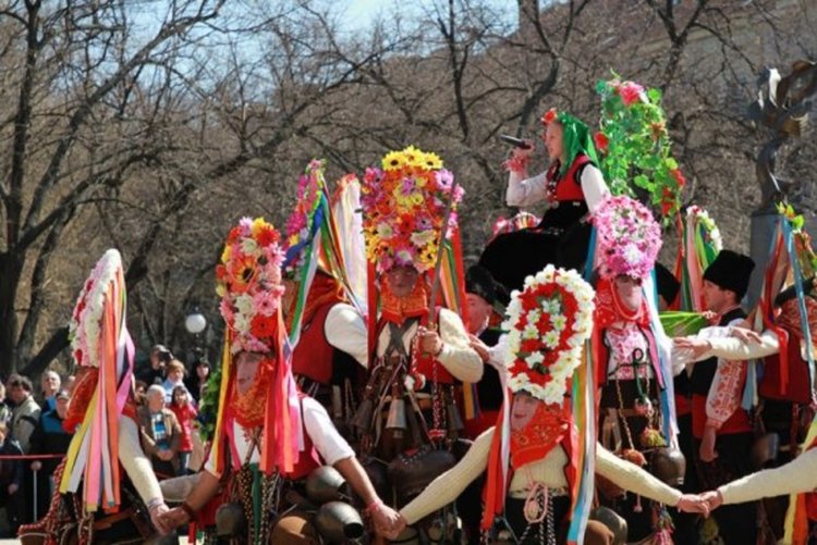 Близо 800 кукери гониха зимата и злото в Стара Загора