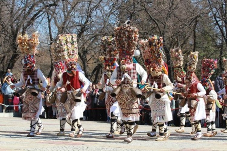 Близо 800 кукери гониха зимата и злото в Стара Загора