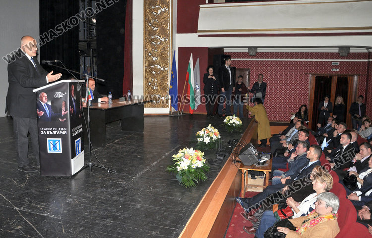 Стотици аплодираха Бойко Борисов в Хасково