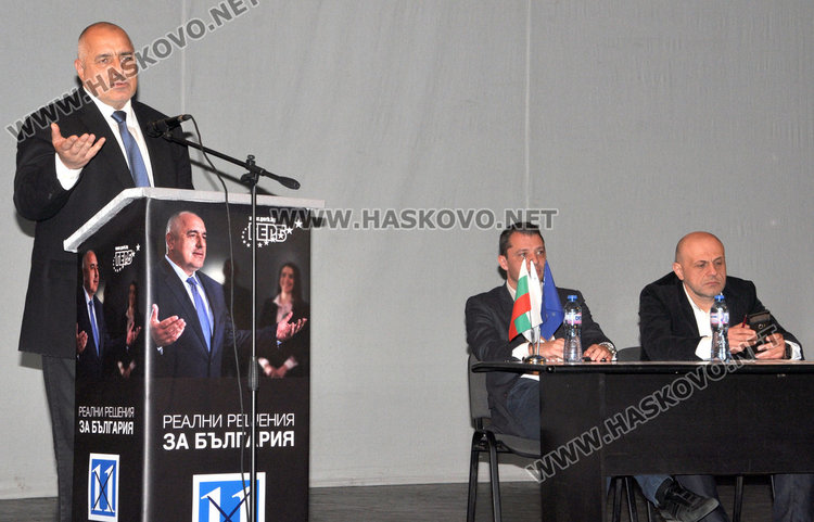 Стотици аплодираха Бойко Борисов в Хасково