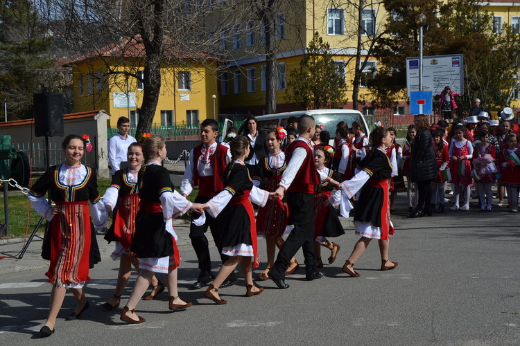 Момчилградчани се преклониха пред паметника-костница