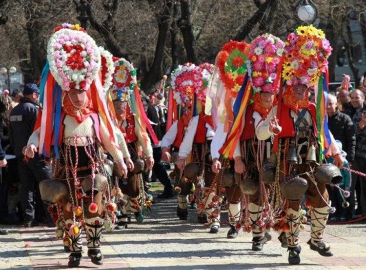 Близо 800 кукери гониха зимата и злото в Стара Загора