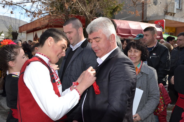 Момчилградчани се преклониха пред паметника-костница