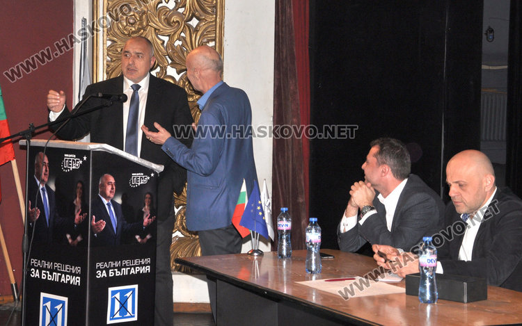 Стотици аплодираха Бойко Борисов в Хасково