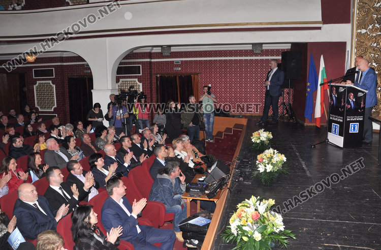 Стотици аплодираха Бойко Борисов в Хасково