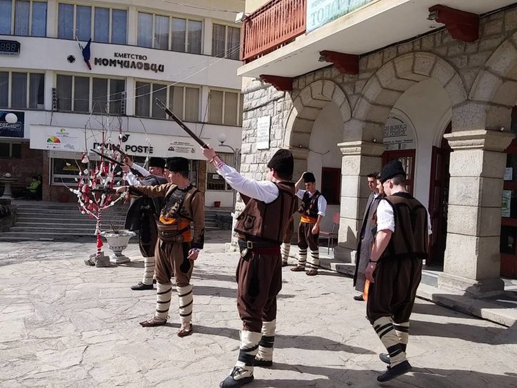 Конски Великден и конкурс за носии в Момчиловци за Тодоровден