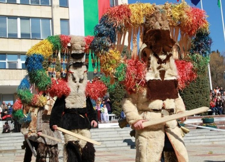 Близо 800 кукери гониха зимата и злото в Стара Загора