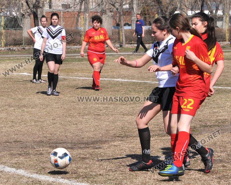 Готвят хасковлийки за елитния футбол при жените