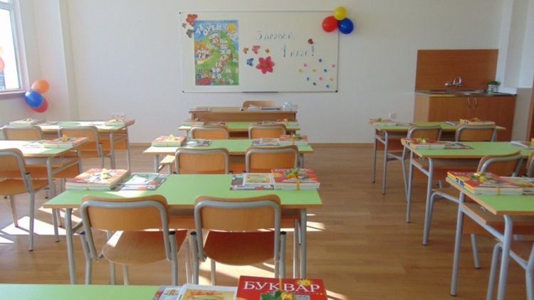 Все повече от учителите ни - среднисти