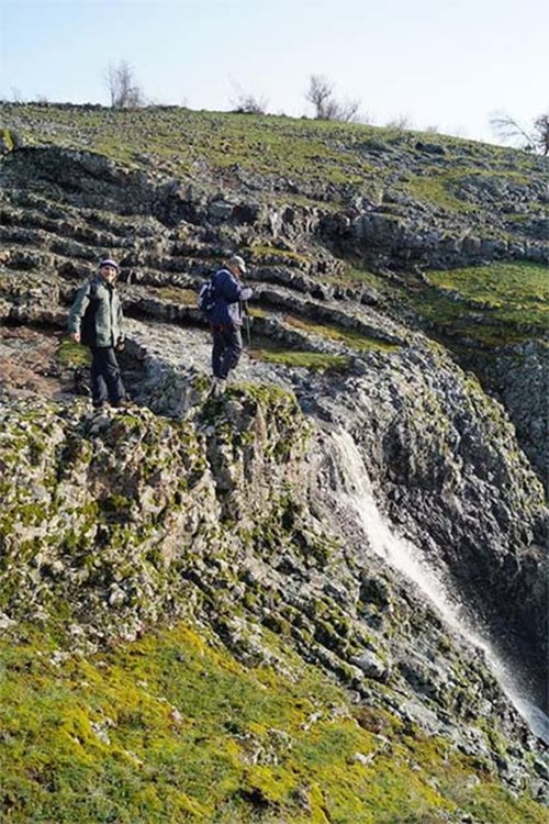 Край сeло Звездел пеят водопади, а руините на стари крепости ограждат хълмовете