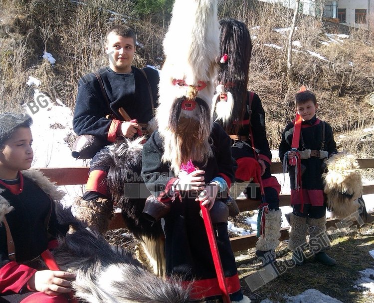 Димитър Бечев е най-малкият участник в групата на широколъшките песяци, той е на 8години и участва заедно с баща си в игрите от няколко години