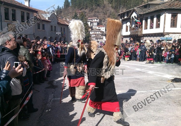Танца на песяците символизира събуждане на природата, очистване от старото и заораване на вината за ново семе