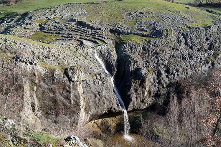 Водопадът Сулица