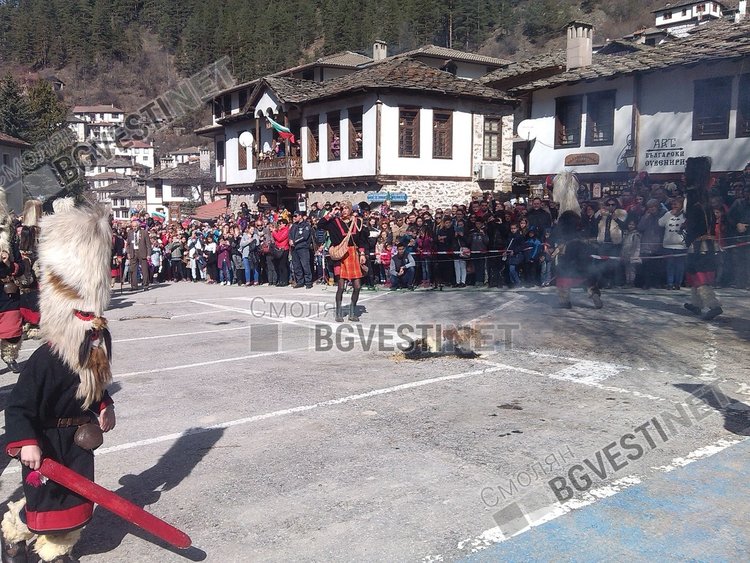 Червени  мечове, един от характерните елементи от облеклото на кукерите в широка лъка
