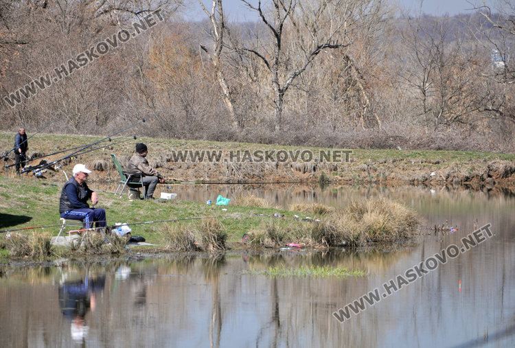 Топлото време препълни Кенана, рибари окупираха язовирите