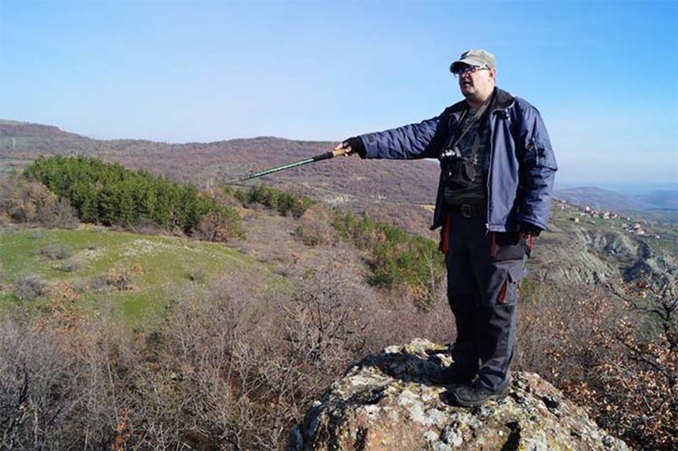 Водачът ни – Димитър, кацнал на върха на крепостта Асар кая