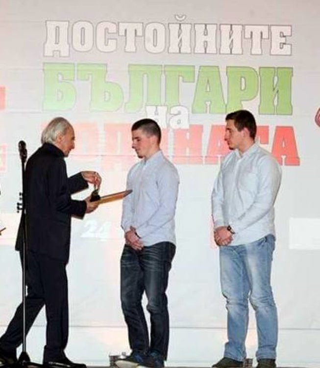 Антон Дончев връчи приз "Достойни българи" на младежи от Момчиловци на церемония днес 