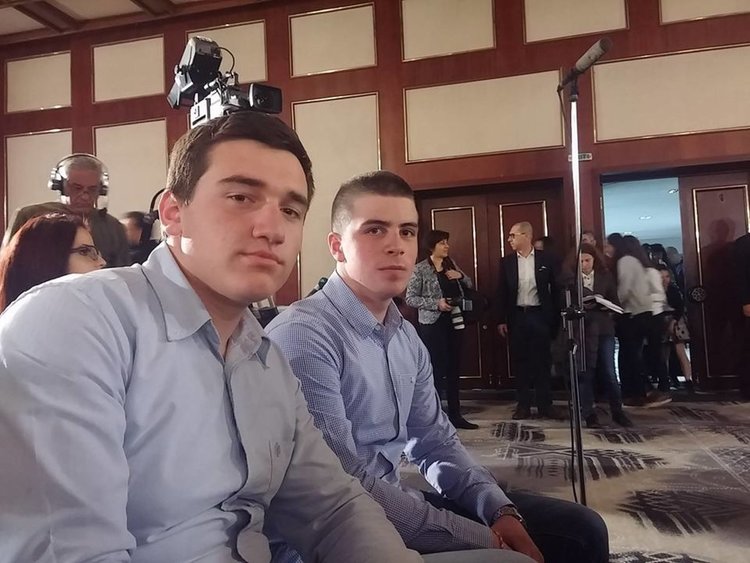 Антон Дончев връчи приз "Достойни българи" на младежи от Момчиловци на церемония днес 