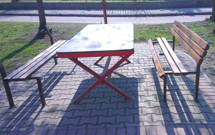 Вандалите са разбили и пейките