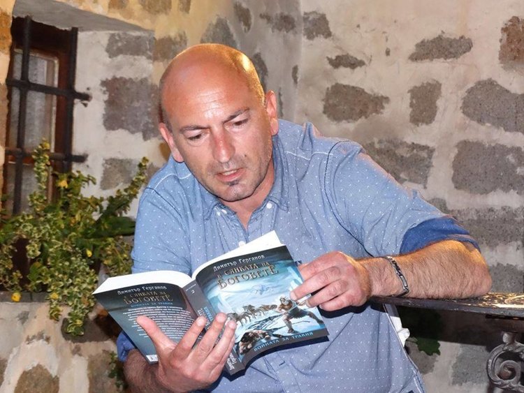 Димитър Герганов представя в Асеновград трилогията си "В сянката на Боговете" 