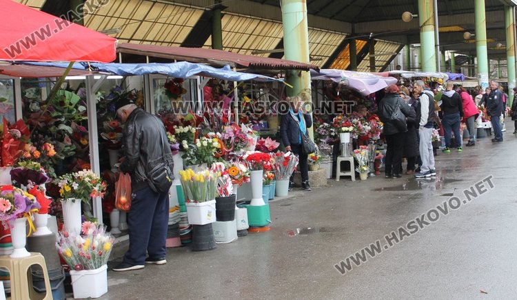 Цветята в Димитровград поскъпнаха за 8 март