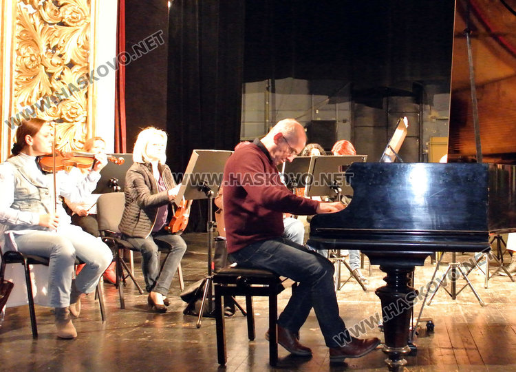 Проф. Красимир Тасков сяда зад пианото като солист на концерта, посветен на 40-годишнината от творческата му кариера 