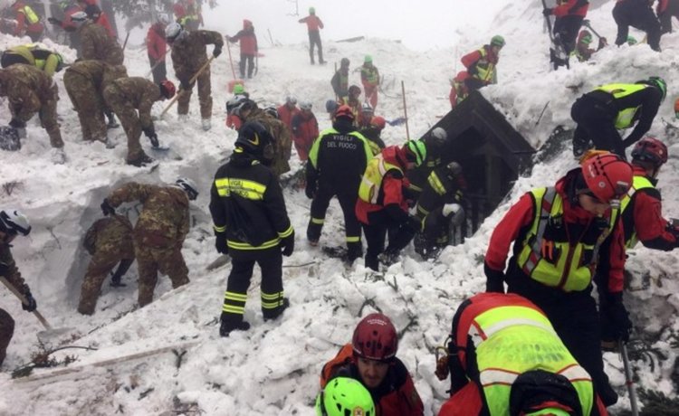 Лавина падна на писта във френски курорт, жертви няма