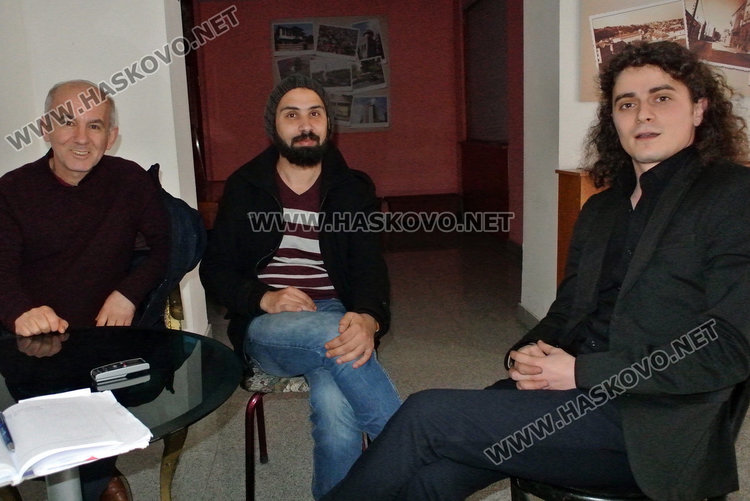 Отляво на дясно проф. Тасков, гост-диригентът  Стефанос Касерис, диригентът на Камерния оркестър-Хасково Цанислав Петков