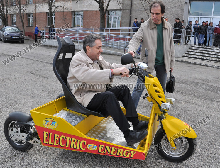 В Гимназията по транспорт залагат на електромобили – 30 стотинки за 100 км