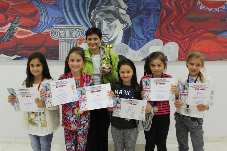 Наградените танцьори от Академията за таланти в Димитровград