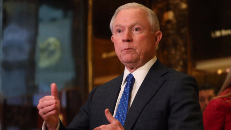 Джеф Сешънс се оправдава за премълчаните контакти с руския посланик