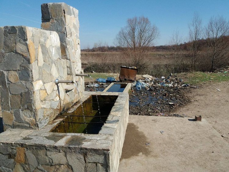 По сигнал: Чешмата до оранжериите - мръсотия и мизерия