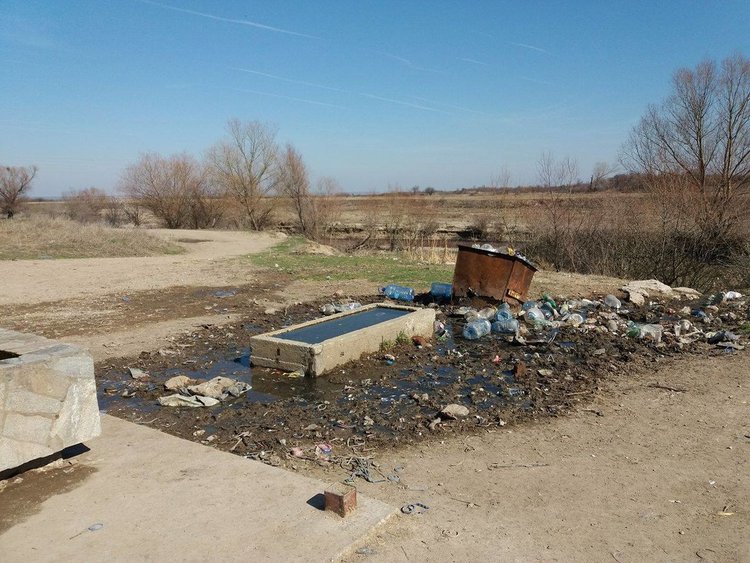 По сигнал: Чешмата до оранжериите - мръсотия и мизерия