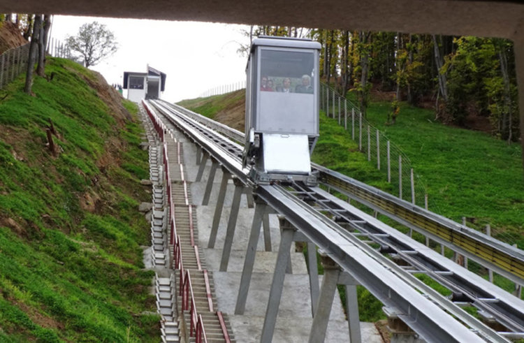 Ето, това е фуникуляр, влакче за туристи, което някой ден може да има и в Смолян, снимката е илюстративна от интернет