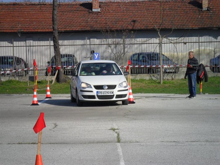 Професионална гимназия в Смолян посреща 11 отбора в състезание за млад водач и автомонтьор