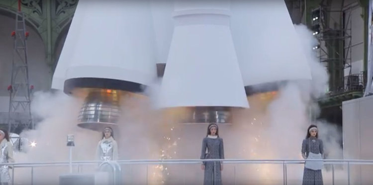 Космосът в новата колекция прет-а-порте на Chanel (видео)
