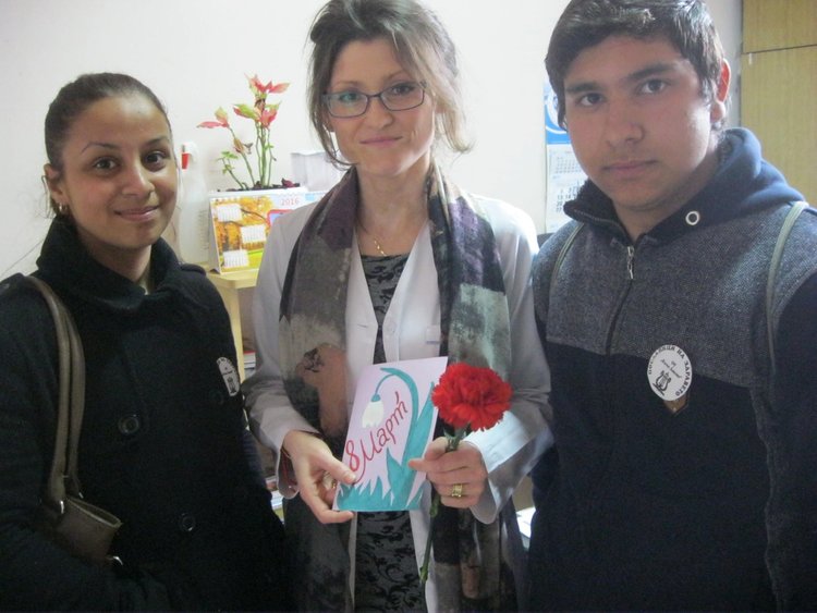 Десетокласници с жест към жените в Детско отделение на МБАЛ в Димитровград