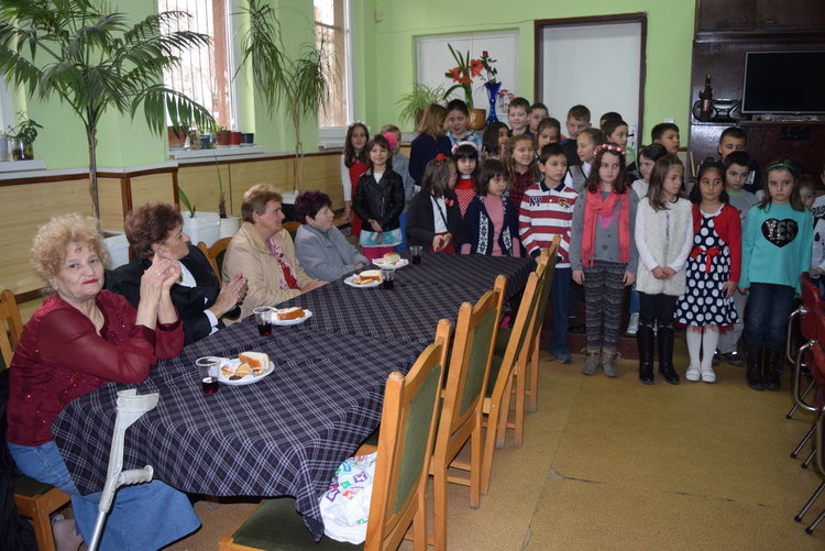 Жените с увреждания отпразнуваха Осми март,гостуваха им деца от СУ„Йордан Йовков“