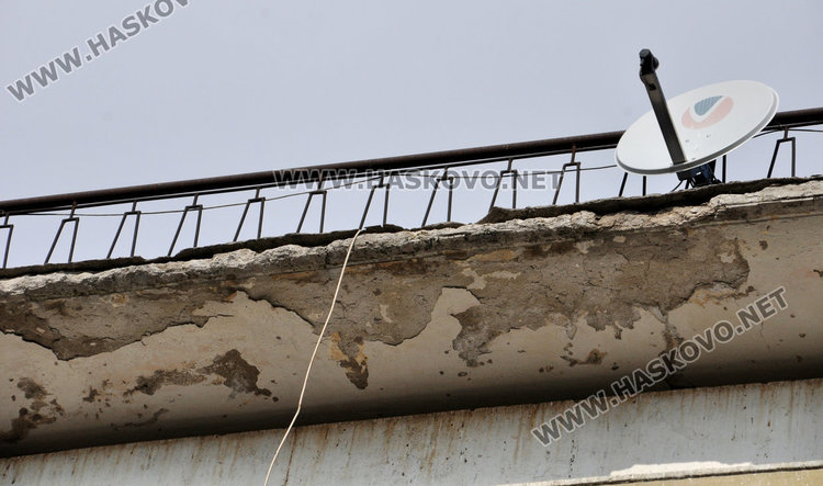 Внимание: Мазилка и отломки падат от високите етажи