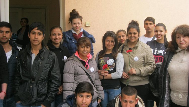 Десетокласници с жест към жените в Детско отделение на МБАЛ в Димитровград