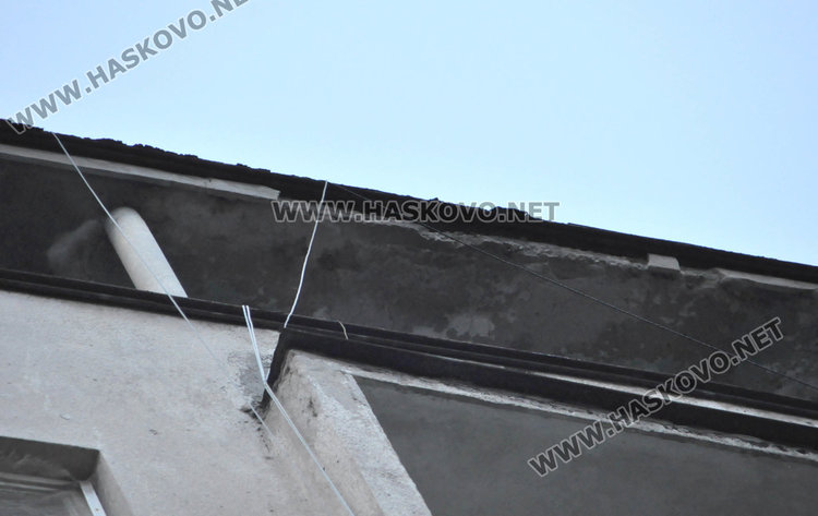 Внимание: Мазилка и отломки падат от високите етажи