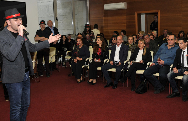 Среща на Елена Йончева с гражданите на Харманли в Културния център на града