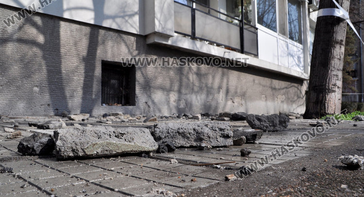 Внимание: Мазилка и отломки падат от високите етажи