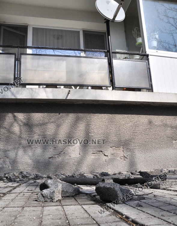 Внимание: Мазилка и отломки падат от високите етажи
